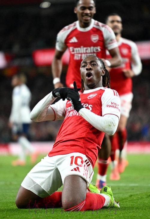 埃泽踢疯了!北伦敦德比首战戴帽,47年第一人,7战热刺轰6球 埃泽踢疯了!北伦敦德比首战戴帽,47年第一人,7战热刺轰6球